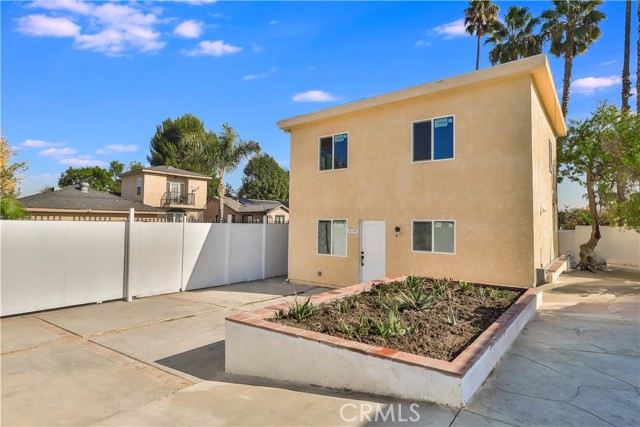 22133 1/2 Victory Boulevard, Canoga Park CA: https://media.crmls.org/medias/baad5968-fffa-47ba-a7c0-0e10ef18ed7d.jpg