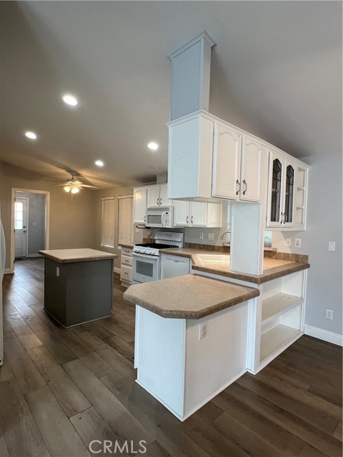 9080 Bloomfield Avenue, Cypress CA: https://media.crmls.org/medias/baae27d4-e39c-499d-9105-f55d3bba2e66.jpg