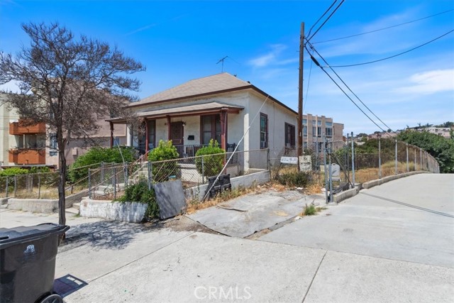 811 N Bunker Hill Avenue, Los Angeles CA: https://media.crmls.org/medias/bab2a791-edc7-4b93-80a8-319ec465b895.jpg