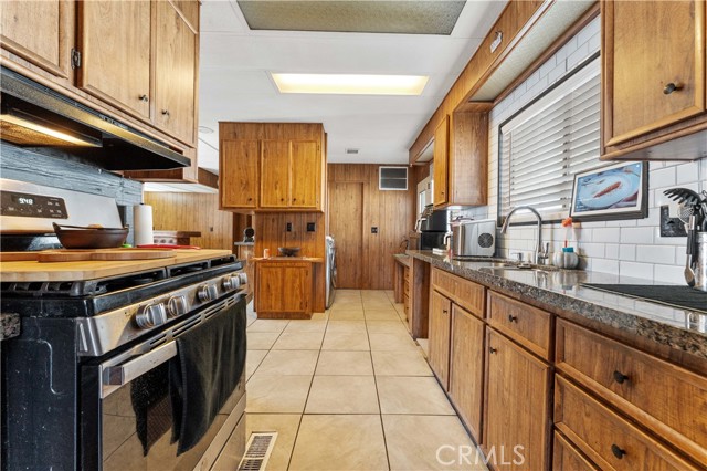2230 Lake Park Dr, San Jacinto CA: https://media.crmls.org/medias/bab4645e-767a-4d6b-b5b8-09d82e6876c1.jpg