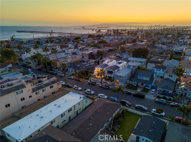 Detail Gallery Image 2 of 42 For 133 13th St, Seal Beach,  CA 90740 - 4 Beds | 4/1 Baths