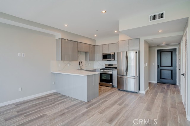 Detail Gallery Image 6 of 18 For 7018 Alabama Ave #202,  Canoga Park,  CA 91303 - 2 Beds | 2 Baths