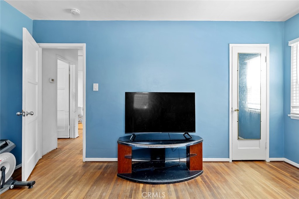 https://media.crmls.org/medias/babc905a-511c-40d1-8300-12010c144774.jpg?preset=X-Large
