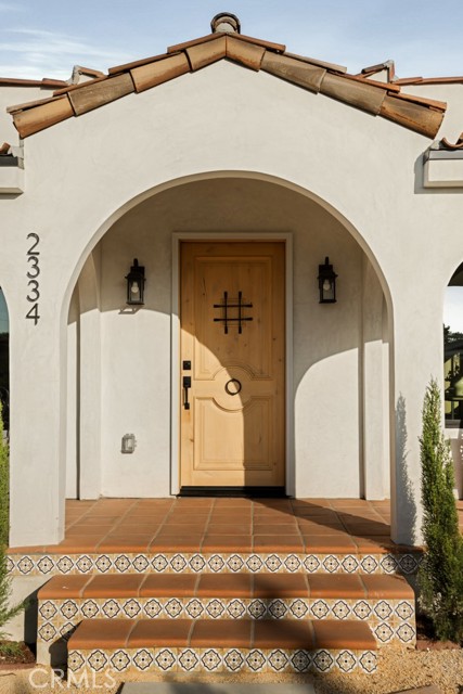 2334 Glover Place, Los Angeles CA: https://media.crmls.org/medias/babe698f-f911-435b-8923-69767d0024af.jpg