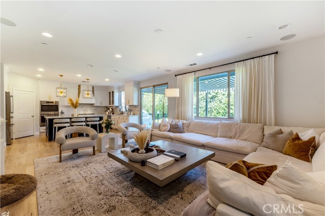 Detail Gallery Image 13 of 37 For 17065 Cantlay, Lake Balboa,  CA 91406 - 4 Beds | 3 Baths