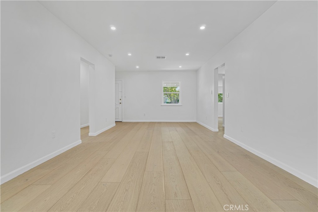 https://media.crmls.org/medias/babfece5-aaf0-46c3-88d8-4a0d3b813048.jpg?preset=X-Large