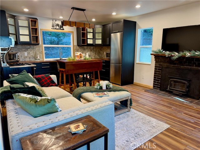 Detail Gallery Image 8 of 26 For 675 Pinnacle, Lake Arrowhead,  CA 92352 - 3 Beds | 2 Baths