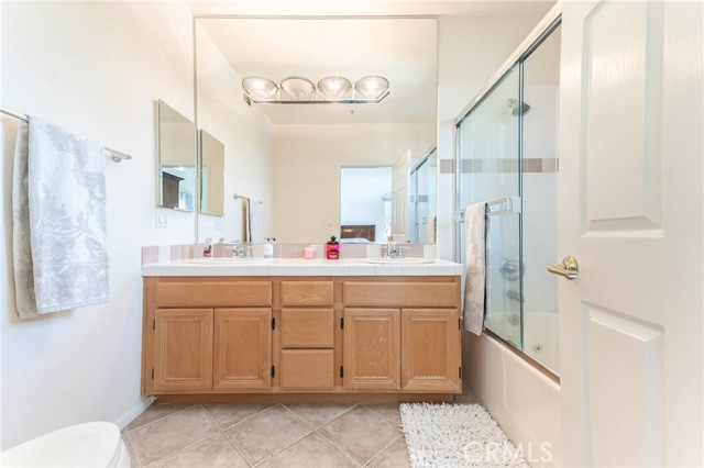 Detail Gallery Image 34 of 64 For 5220 #228 Premiere Hills Cir #228,  Woodland Hills,  CA 91364 - 2 Beds | 2/1 Baths