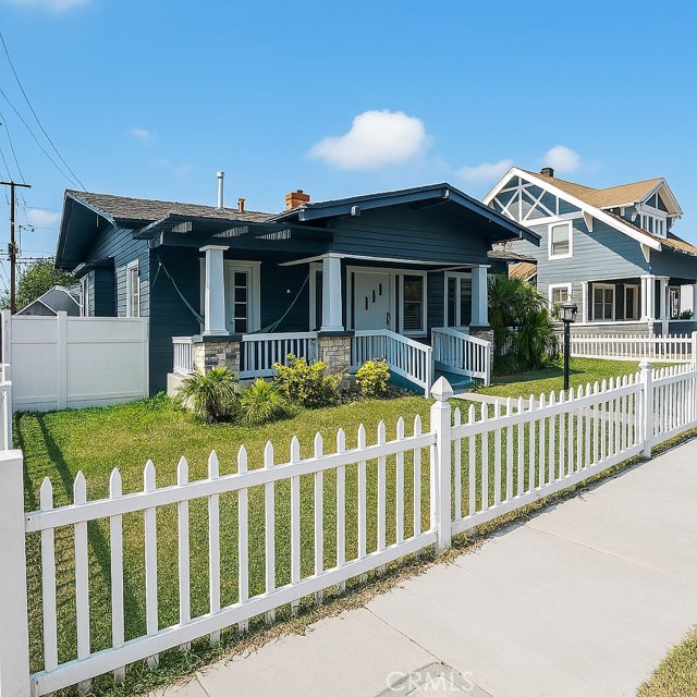 Detail Gallery Image 3 of 26 For 117 E Sycamore St, Anaheim,  CA 92805 - 6 Beds | 2 Baths