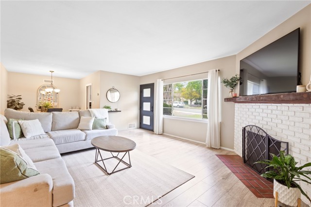 745 N Laurel Avenue, Upland CA: https://media.crmls.org/medias/bacb7b3e-d7ce-48f9-9060-5ee7f6e7a73d.jpg