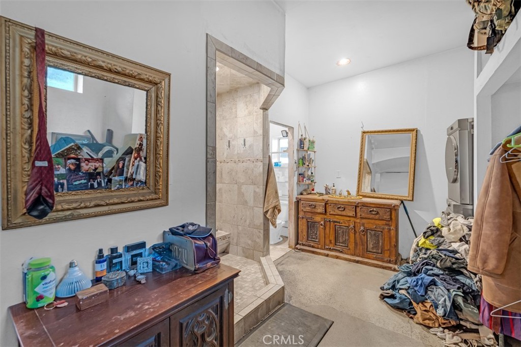 https://media.crmls.org/medias/bad0b6f9-6cf0-4908-944a-6c7bd516737a.jpg?preset=X-Large