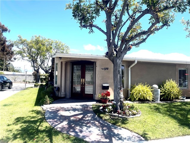 1060 Foxburg Road, Seal Beach CA: https://media.crmls.org/medias/bad4e3fa-233a-4c88-9038-653d8fea1c64.jpg