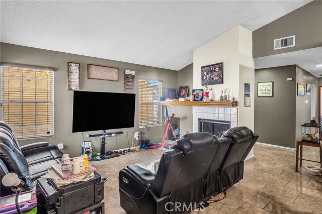 1137 Express Circle, Colton CA: https://media.crmls.org/medias/bad67231-a692-4039-939c-9562ab3e1318.jpg