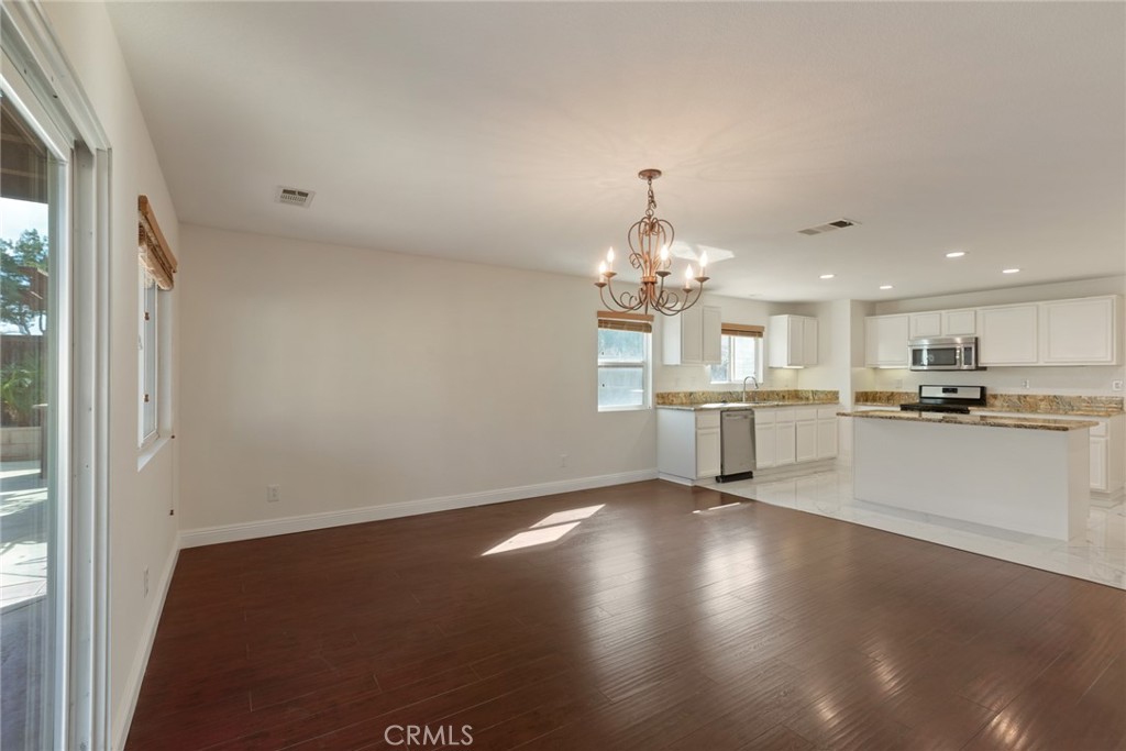 https://media.crmls.org/medias/bad817c0-9611-49c2-8c7f-2539e9e2869b.jpg?preset=X-Large
