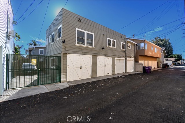 1517 E 1st Street, Long Beach CA: https://media.crmls.org/medias/badb2115-5fcd-4bff-8750-dec3e4d664b5.jpg
