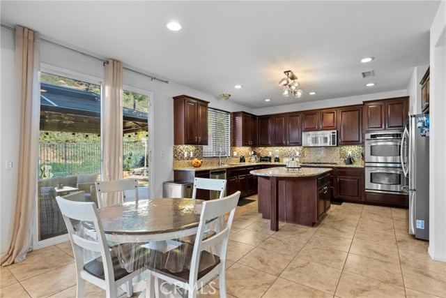 35424 Saddle Hill Road, Lake Elsinore CA: https://media.crmls.org/medias/badd4fee-ac01-4459-8816-61d30826e7a9.jpg