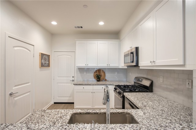 Detail Gallery Image 12 of 51 For 41985 Emelia St #301,  Murrieta,  CA 92562 - 3 Beds | 2/1 Baths