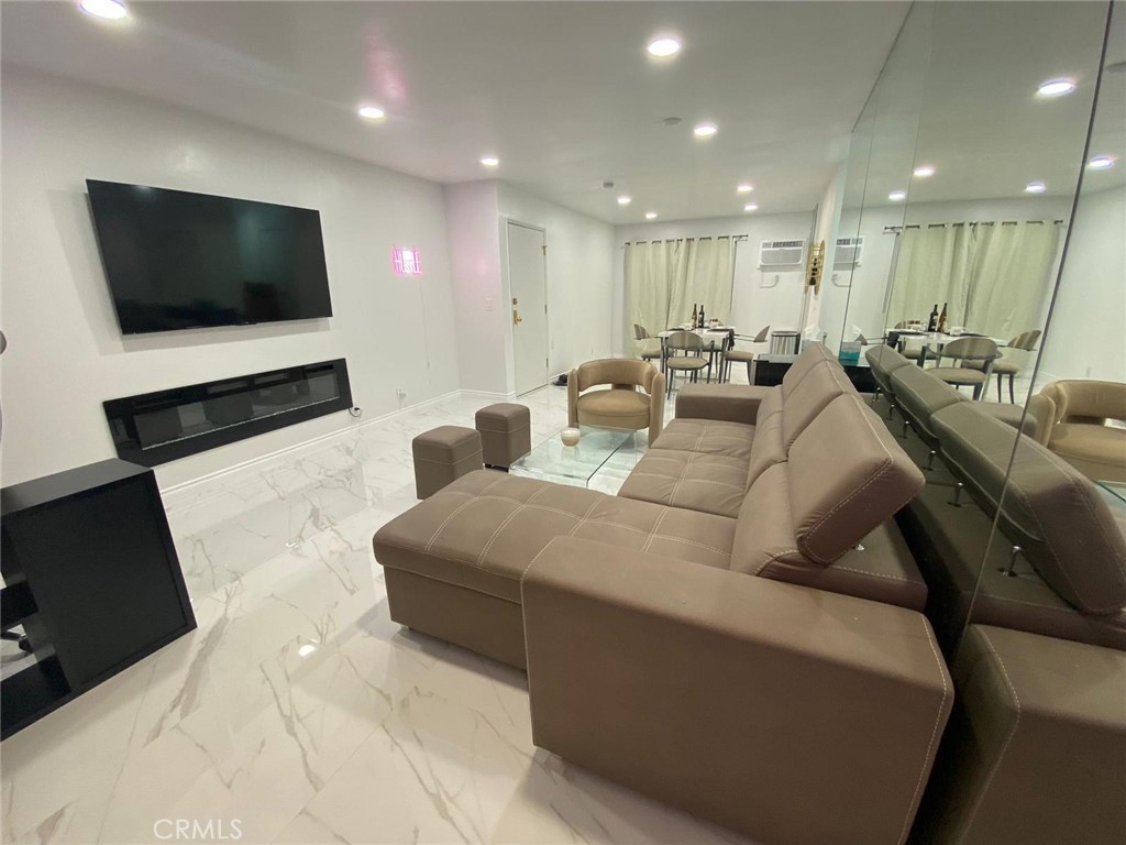 8400 De Longpre Avenue #311