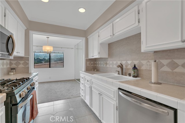 Detail Gallery Image 3 of 22 For 2110 Palos Verdes Dr., N #203,  Lomita,  CA 90717 - 2 Beds | 2 Baths