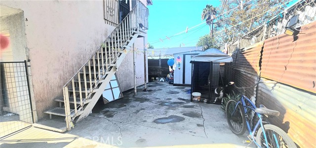 Detail Gallery Image 10 of 13 For 1715 E 70th, Los Angeles,  CA 90001 - 5 Beds | 3 Baths