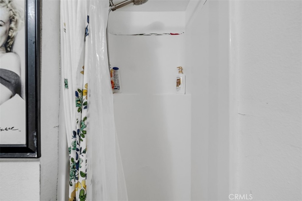 https://media.crmls.org/medias/bae56de9-e613-4b63-b3fc-e54d8d8f6f47.jpg?preset=X-Large
