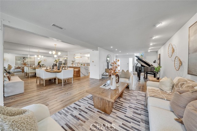 Detail Gallery Image 8 of 44 For 520 Cancha, Newport Beach,  CA 92660 - 3 Beds | 2/1 Baths