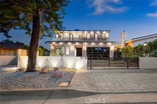 16728 Morrison Street, Encino CA: https://media.crmls.org/medias/bae83c92-22a2-471f-b37f-d2ab94506451.jpg