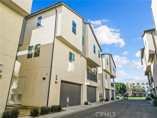 Detail Gallery Image 8 of 56 For 19542 Empire Ln, Northridge,  CA 91324 - 4 Beds | 4 Baths