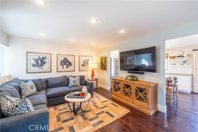 4 Santa Cruz Court, Manhattan Beach CA: https://media.crmls.org/medias/bae9bccf-6d21-4201-8a7a-475258bfefb7.jpg