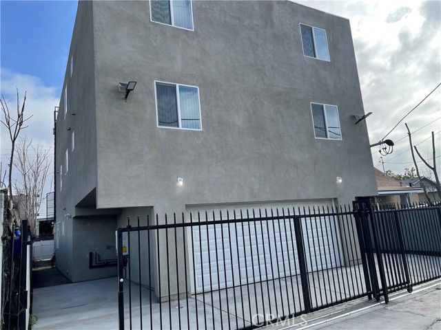Detail Gallery Image 1 of 9 For 1432 1/2 E 20th St, Los Angeles,  CA 90011 - 5 Beds | 4 Baths