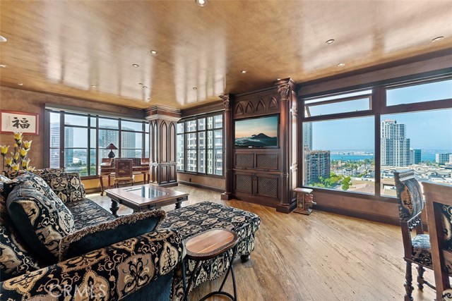 645 FRONT Street, San Diego CA: https://media.crmls.org/medias/baeb1412-92db-4f8d-9253-2435383b3671.jpg