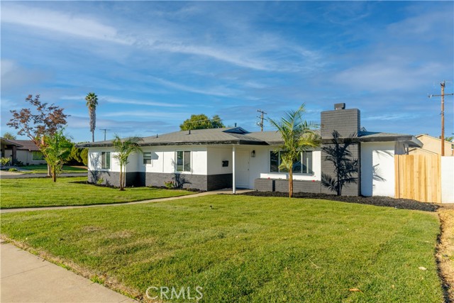 Detail Gallery Image 1 of 50 For 233 W Rancho Rd, Corona,  CA 92882 - 3 Beds | 2 Baths