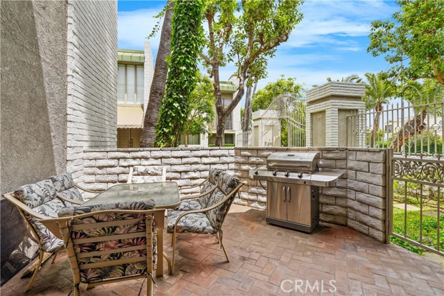 Detail Gallery Image 11 of 53 For 5305 White Oak Ave #D,  Encino,  CA 91316 - 3 Beds | 2/1 Baths
