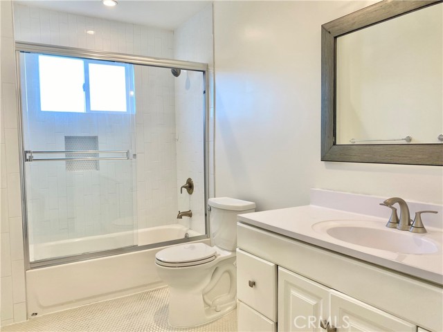 Detail Gallery Image 13 of 39 For 7327 Kester Ave #6,  Van Nuys,  CA 91405 - 4 Beds | 3/1 Baths