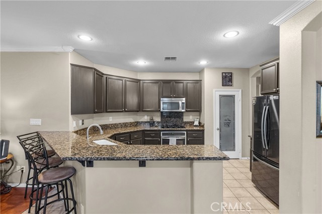 Detail Gallery Image 13 of 59 For 39926 Meadowcrest Way, Palmdale,  CA 93551 - 5 Beds | 3 Baths