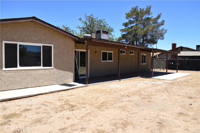 18107 Sycamore Street, Hesperia CA: https://media.crmls.org/medias/baf9012e-eddb-42c2-97c4-6e91cbfd2d08.jpg