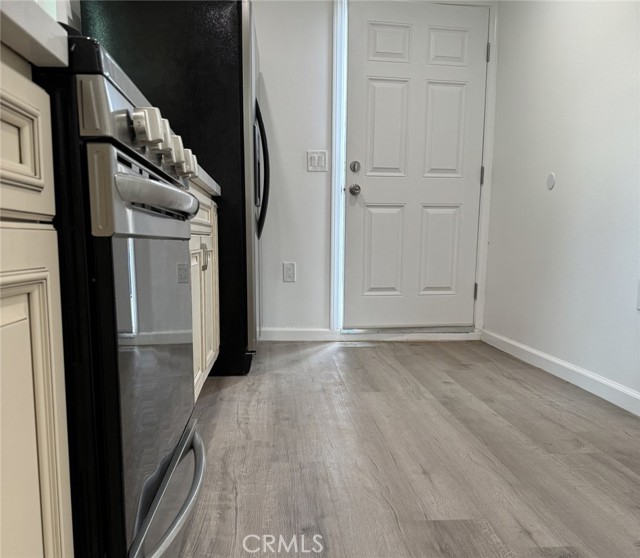 Detail Gallery Image 4 of 10 For 7317 White Oak Ave, Reseda,  CA 91335 - 2 Beds | 1 Baths