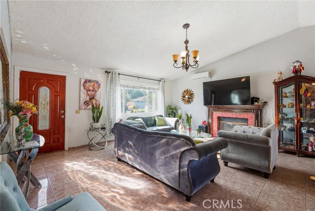 Detail Gallery Image 5 of 27 For 10531 Elm, Bloomington,  CA 92316 - 3 Beds | 2 Baths