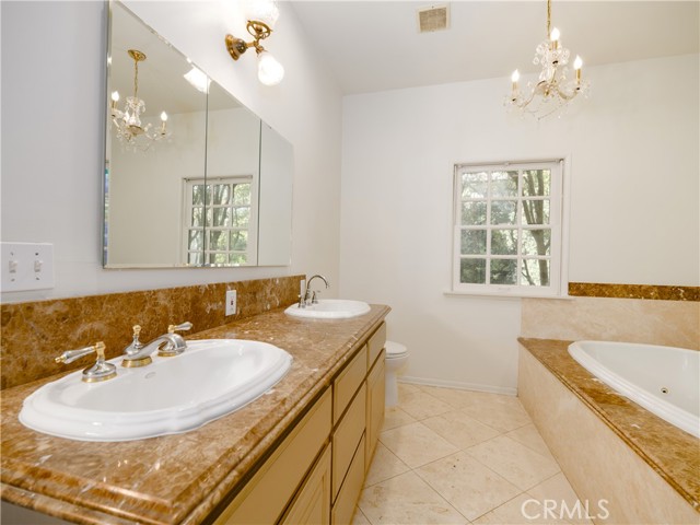 Detail Gallery Image 31 of 65 For 4539 Hayvenhurst, Encino,  CA 91436 - 3 Beds | 3 Baths