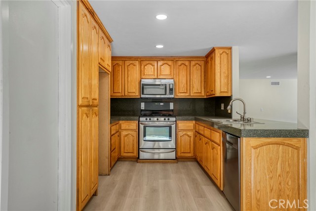 Detail Gallery Image 8 of 23 For 1669 Woodside Dr., Thousand Oaks,  CA 91362 - 3 Beds | 2 Baths