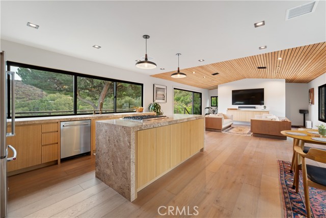 19778 Grand View Drive, Topanga CA: https://media.crmls.org/medias/bb00d62d-66e2-49d0-a2ac-c517d9b87af0.jpg