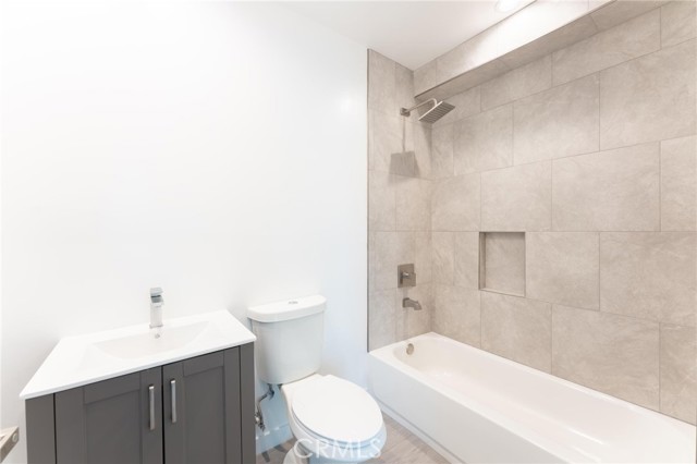 6845 N Haskell Avenue, Lake Balboa CA: https://media.crmls.org/medias/bb00e55c-9e4e-4eb8-91c1-b1d3b352ed5c.jpg