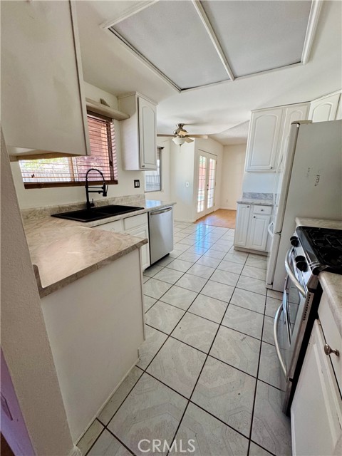 Detail Gallery Image 5 of 16 For 38252 La Loma Ave, Palmdale,  CA 93551 - 3 Beds | 3 Baths