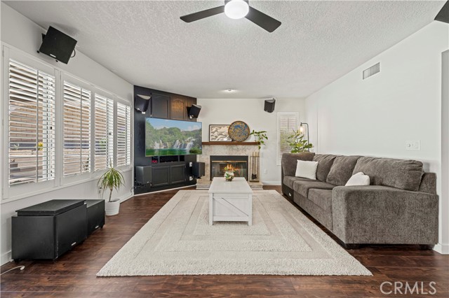 28777 Kathleen Avenue, Saugus CA: https://media.crmls.org/medias/bb037b9b-9bea-40e7-a201-1481c9a8c677.jpg