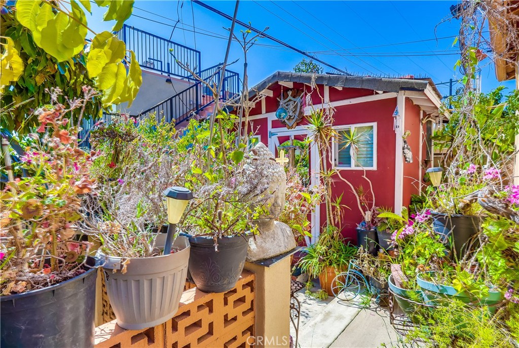 https://media.crmls.org/medias/bb063e47-8eaf-4d53-b1c7-5c9077d3592e.jpg?preset=X-Large