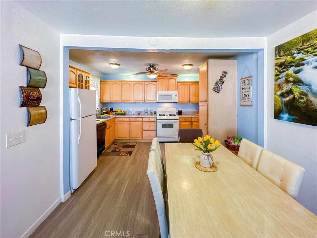 https://media.crmls.org/medias/bb0880c8-d6e4-4180-87b0-51afcdedd04d.jpg?preset=X-Large