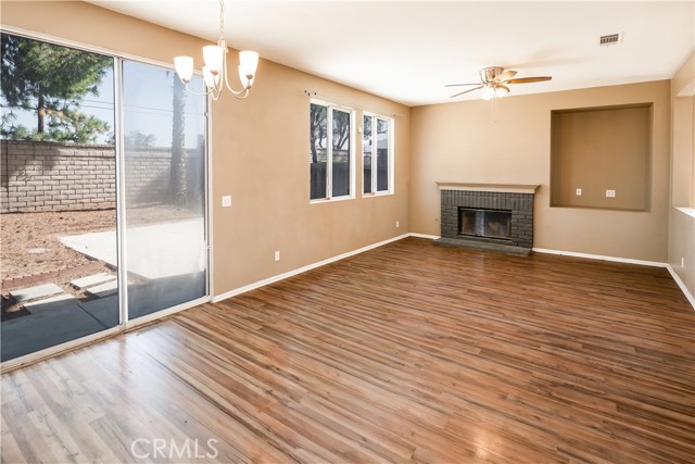 Detail Gallery Image 15 of 39 For 323 Camden Ct, Corona,  CA 92879 - 3 Beds | 2/1 Baths