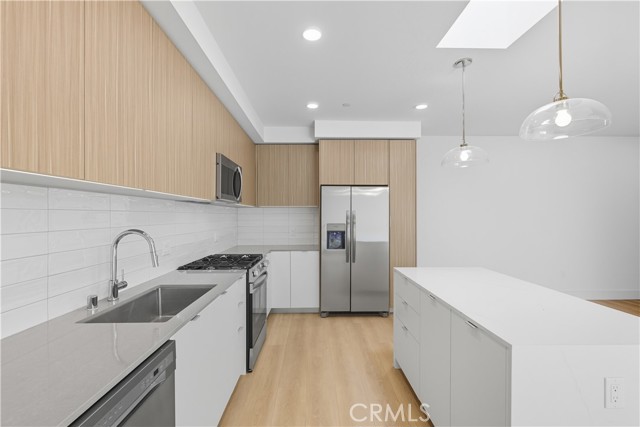 Detail Gallery Image 5 of 12 For 12078 Guerin St #305,  Studio City,  CA 91604 - 2 Beds | 2 Baths