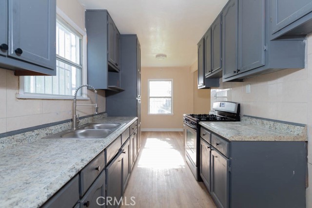 Detail Gallery Image 4 of 7 For 1055 W 84th, Los Angeles,  CA 90044 - 2 Beds | 1 Baths