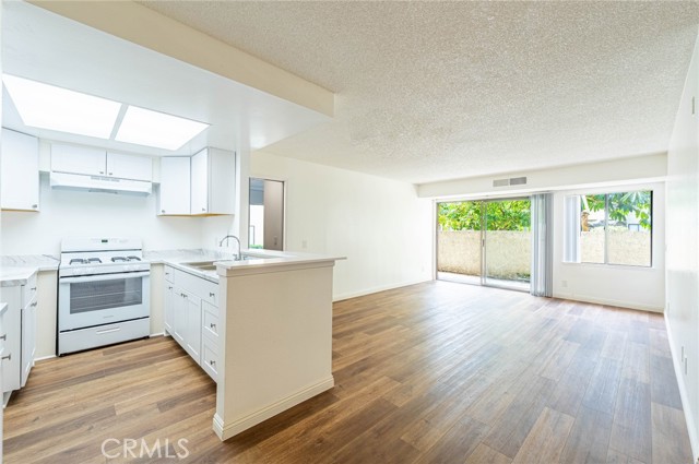 Detail Gallery Image 3 of 35 For 700 W 3rd St #B102,  Santa Ana,  CA 92701 - 2 Beds | 2 Baths